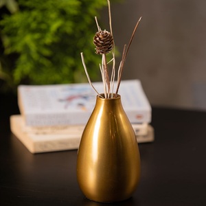 Maceta de latón mate con forma de lágrima |   Moderno y Elegante Florero de Mesa Dorado Ecológico para Decoración de Hoteles y Restaurantes, Regalo para Eventos de Boda - Product Image 5