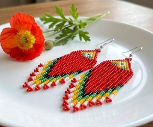 ต่างหูพู่ประดับลูกปัดสีแดงทำมือ TIMELESS CRAFT เครื่องประดับหรูหราสไตล์โบฮีเมียน ลูกปัดหลากสีสัน แฟชั่นสไตล์ชาติพันธุ์ - Product Image 1