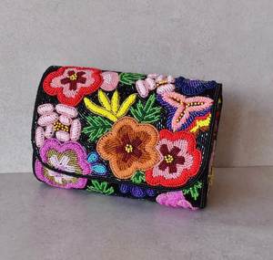 Bolso de mano étnico con cuentas para mujer, diseño ondulado colorido, con solapa - Product Image 1