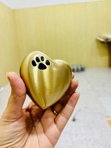 Urne funéraire pour animaux de compagnie en laiton noir de style américain en forme de cœur avec empreinte de patte argentée, design personnalisable pour la crémation - Product Image 4