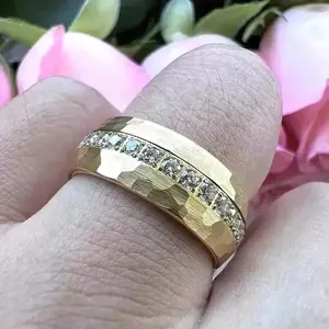 Anillo de boda vintage martillado para hombre con moissanita, plata de ley 925 chapada en oro amarillo, engaste de garra, ancho, de lujo, para aniversario - Product Image 2