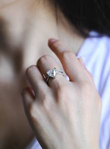 Anillo Clásico de Dos Bandas con Moissanita de 2CT, Corte Trillón, Media Pavé, Plata 925 Original, Regalo de Cumpleaños y Aniversario para Amigos - Product Image 5