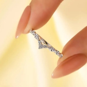 925 Moissanite Diamond <b>Crown</b>-Shaped Curved Wedding Band Wedding <b>Ring</b> In Sterling Silver White Gold Plated for Women's. - Product Image 3