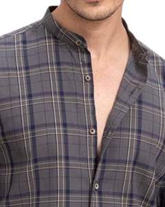 Camisa de hombre a cuadros gris carbón con cuello de banda, de algodón y poliéster, corte ajustado, manga larga, con botones, estilo casual, para compradores mayoristas. - Product Image 4