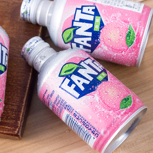 Vente en gros de Fanta Grape Japon 24x300ml en bouteilles métalliques, idéal pour les bureaux, les cantines et les programmes de boissons des entreprises. - Product Image 1