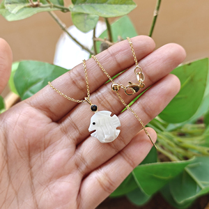 จี้รูปปลาแกะสลักด้วยมือจากเปลือกหอยมุกประดับด้วยเพชร CZ สีดำ ชุบทอง 18k สร้อยคอแบบมินิมอลสำหรับผู้หญิง - Product Image 3