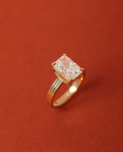 Anillo de compromiso solitario de oro macizo de 14K con moissanita de corte radiante de lujo, 4 quilates, joyería fina al por mayor - Product Image 4