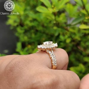 Anillo de Compromiso Charm Jewells con Moissanita Corte Cojín Certificada IGI, Chapado en Oro de 18K, Engaste de Garras, Anillo de Boda Clásico para Mujer 3 - Product Image 6