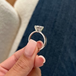 Bague de fiançailles en diamant de laboratoire rond de 2 carats E VVS2, bague solitaire confortable de 4 mm, or blanc 14 carats, certifiée IGI - Product Image 1