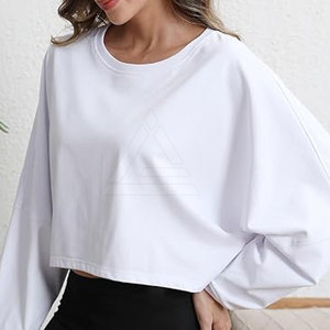 Sweat-shirt court tendance pour femme, conçu avec un tissu léger, col rond et confortable pour la mode quotidienne et les tenues de sport. - Product Image 3
