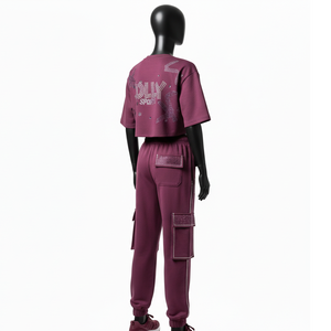 Conjunto de Mujer Premium de 280 GSM, Top Corto de Felpa de Algodón y Poliéster, Pantalones Cargo Color Ciruela, Logotipo con Transferencia Térmica de Diamantes de Imitación - Product Image 5