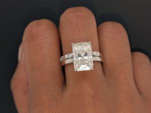 Anillo de Compromiso Lurba Jewels con Moissanita de Corte Radiante de 4.90 Ct, Halo Oculto y Piedras Laterales Baguette, Oro Blanco de 14K, con Bolsa de Regalo - Product Image 4