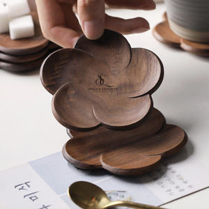 Ensemble de sous-verres en bois faits à la main en forme de fleur. Vaisselle de qualité supérieure en cerisier et noyer au design moderne pour la décoration de salons de thé et de cafés (vente en gros) - Product Image 2