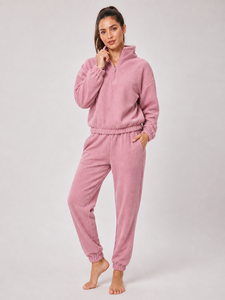 Conjunto deportivo de lana para mujer que ofrece una cálida comodidad y un estilo premium con tela suave, perfecto para descansar o para un estilo de vida activo en invierno. - Product Image 4