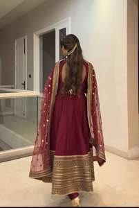 Conjunto de vestido Anarkali de seda romana completamente cosido con forro de microalgodón y bordado de lentejuelas en dupatta de malla pesada. - Product Image 3