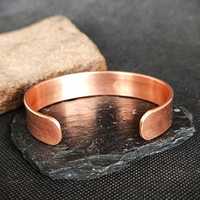 Bracelet manchette Belladec BI-WT800 en cuivre massif lisse, finition brossée, ouvert, fait main, minimaliste, rouge, pour homme et femme