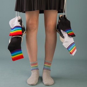 ถุงเท้าข้อกลางสีผสมหลากสีสันลายรุ้งสำหรับฤดูใบไม้ร่วงและฤดูหนาว ผลิตจากผ้าฝ้าย ระบายอากาศได้ดี ซึมซับเหงื่อ เหมาะสำหรับใส่ทำงานและออกกำลังกาย - Product Image 4