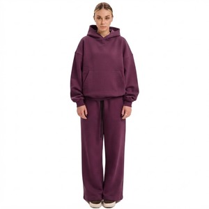 Ensemble de survêtement oversize pour femme en molleton de coton, comprenant un sweat à capuche vierge personnalisable avec logo et un pantalon de jogging à jambe large, idéal pour la détente - Product Image 1