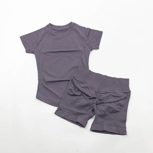 ชุดโยคะไร้รอยต่อ ชุดออกกำลังกายผู้หญิง เสื้อแขนสั้นรัดรูป กางเกงยิมขาสั้นรัดสะโพก ชุดออกกำลังกายผู้หญิง ชุด 2 ชิ้น - Product Image 4