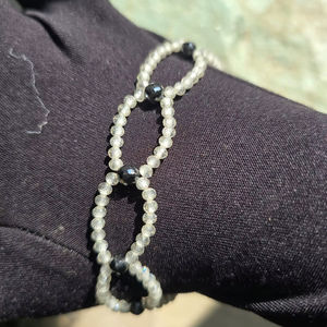 กำไลข้อมือเพชรโมอิสซาไนต์ทรงกลมสีดำ 5 มม. และสีขาว 3 มม. สวยงาม สามารถปรับขนาดได้ และเครื่องประดับเพชรอื่นๆ - Product Image 1