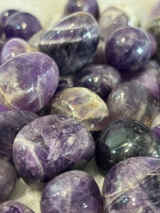 Pierres d'améthyste rondes de qualité supérieure avec une coloration violet foncé, des bords lisses et une texture polie pour les collectionneurs, la décoration et le bien-être - Product Image 6