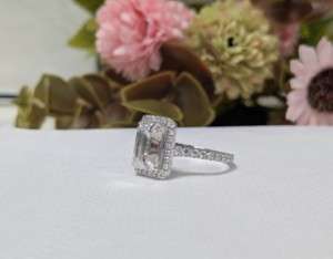 Bague de fiançailles en moissanite taille émeraude 3 carats avec halo, plaquée rhodium, or blanc massif 14 carats, luxe, tendance, pour anniversaire ou soirée - Product Image 5