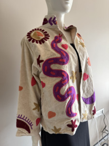 Veste en coton brodée vintage Suzani avec motifs serpent et floraux, manches longues, col rabattu, style bohème pour femme, printemps - Product Image 3