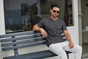 Camiseta Moderna para Hombre con Cuello en V, Informal, de Manga Corta, Ligera, de Algodón Jersey, Suave al Tacto, Cómoda, Ajustada, de Secado Rápido - Product Image 3