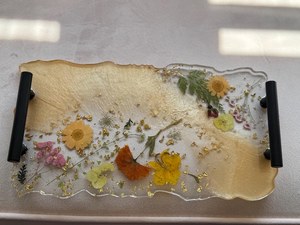 ถาดเรซิ่นสีพีชและสีทองพร้อมดอกไม้แห้งแท้ - Product Image 2