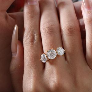 Bague en or jaune massif 14 carats avec diamant de laboratoire taille portugaise 8 mm certifié IGI pour femme, luxe, trois pierres rondes solitaires, vente en gros - Product Image 1