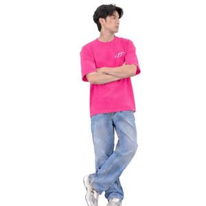 เสื้อยืดคอกลมสีชมพูสดทรงโอเวอร์ไซส์สำหรับผู้ชาย พร้อมกางเกงยีนส์สีน้ำเงินทรงหลวม สไตล์ลำลองแนวสตรีทแวร์ - Product Image 4
