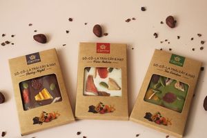 Nueces Saludables y Frutos Secos con Chocolate Matcha, Productos de Chocolate Legendarios al por Mayor en Grandes Cantidades en un Regalo de Chocolate de Lujo Personalizado - Product Image 6