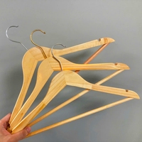 Cintres en bois à joint de doigt en gros à bas prix Cintres en bois durables à bas quantité minimale de commande fabriqués au Vietnam
