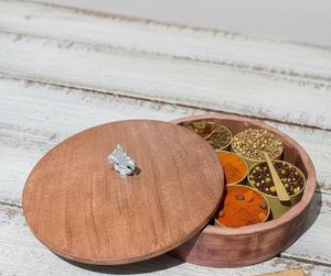 กล่องใส่เครื่องเทศไม้กลมทำมือ – กล่องจัดระเบียบเครื่องครัวอินเดียทรงกลมพร้อมช้อนสำหรับห้องครัว - Product Image 1