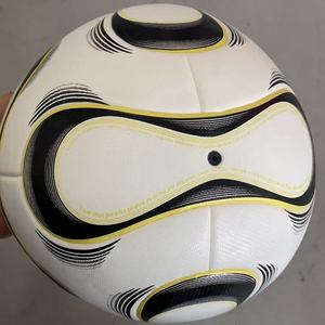Ballon de football blanc premium avec motif en X rouge |   Ballon de football durable pour l'entraînement et la pratique |   Ballon de sport imprimé à l'écran |   Taille 5 |   Infl - Product Image 3