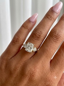 Anillo de Diamantes con Corte Cojín Chapado en Oro con Piedras Laterales Cultivadas en Laboratorio, Estilo Lujoso para Bodas/Aniversarios de Mujer - Product Image 2