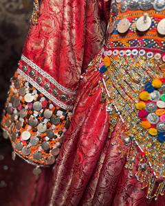 Vestido largo afgano de lujo con corpiño de terciopelo premium, intrincado bordado con hilo dorado y amplio vuelo circular. - Product Image 4