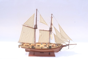 Maqueta de Barco de Madera Hecha a Mano - Réplica a Escala del Barco de Carreras Navegador de 1847, Decoración de Oficina, Harvey - Product Image 3