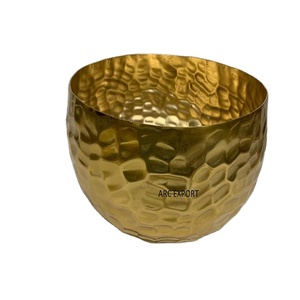 Cuencos de frutas decorativos martillados de lujo, mesa dorada de diseñador de lujo, cuencos decorativos para servir alimentos y frutas a un precio atractivo - Product Image 1