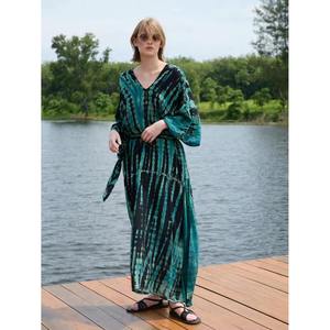 ชุดเดรสยาวสไตล์อินเดียสีม่วงลายดอกไม้สำหรับผู้หญิง แขนสั้น ผ้าทอธรรมชาติ ใช้เป็นชุดคลุมชายหาดหรือชุดนอน มีหลายขนาดให้เลือก - Product Image 4