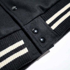 Chaqueta Varsity para Hombre, Negra con Mangas de Cuero Color Bronceado, Cuello Alto, Cierre de Botones, Informal, Otoñal, con Bolsillos, Ropa Deportiva - Product Image 6
