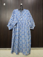 Robe Club en Coton Rayée Bleue et Blanche à Imprimé Soleil, Longueur Genou, Coupe Évasée, avec Poches et Manches Courtes, Taille Cintrée