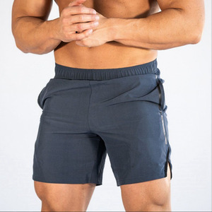 Shorts de sport pour hommes en polyester et élasthanne, bleu marine uni, taille mi-haute, élastique, séchage rapide, avec bande latérale tricotée - Product Image 1