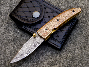 Cuchillo Plegable de Acero de Damasco Hecho a Mano con Mango de Latón Grabado y Funda de Cuero - Cuchillo de Bolsillo EDC Personalizado con Bloqueo Liner Lock - Product Image 2