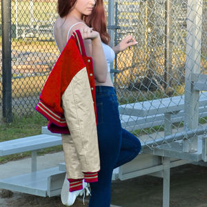 Veste courte universitaire pour femme, style Letterman, rouge et beige, avec manches en similicuir, vêtement d'extérieur décontracté, mode streetwear pour femme - Product Image 4