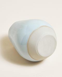 แจกันเซรามิกดีไซน์ร่วมสมัยเคลือบสีฟ้าอ่อน ฐานเรียบด้าน เหมาะสำหรับตกแต่งบ้านสไตล์โมเดิร์น - Product Image 2