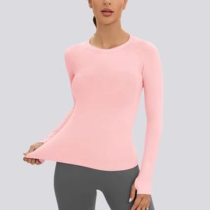 Camiseta de yoga de punto para mujer, ajustada, de invierno, de alta elasticidad, de secado rápido, top de gimnasio, ropa deportiva de compresión, venta al por mayor. - Product Image 1