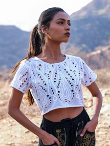 Blusa Corta Blanca de Algodón Schiffli Bordada para Mujer, Estilo Boho, Verano, con Ojales, Tejido de Algodón Transpirable de Primera Calidad, Blusa Ligera - Product Image 4