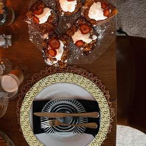 Assiette de présentation en verre transparent avec bord perlé pour une décoration élégante de table de réception - Product Image 2