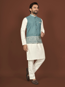 Nueva Colección Masculina: Kurta Estilo Pakistaní con Base de Seda, Koti con Bordado Daaman, Kurta en Tono Blanco Hueso con Pantalón y Chaqueta - Product Image 4